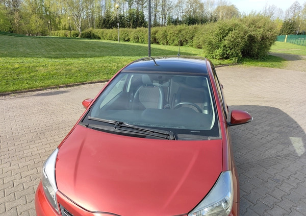 Toyota Yaris cena 34600 przebieg: 105000, rok produkcji 2011 z Szczecinek małe 172